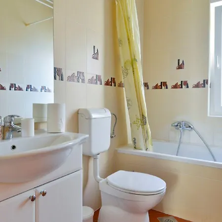 Haustierfreundliches Nur 250 Meter Zum Mit Waschmaschine, Grill, Wifi Appartement Umag